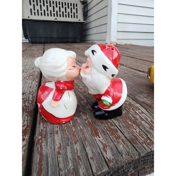 Other - Vintage Japan Ceramic Mr. And Mrs. Claus Kissing Salt And Pepper Shakers 2 Pc